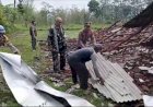 Gercep,-Polisi-dan-TNI-Bantu-Tangani-Dampak-Angin-Puting-Beliung-di-Bondowoso