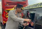 Pantau-Arus-Balik-Lebaran-di-Mengkreng,-Kapolres-Kediri-Berbagi-Minuman-Untuk-Pengguna-Jalan
