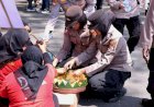 Polisi-Berbagi-Gorengan-Hingga-Bersihkan-Sampah-Usai-Aksi-Mayday-di-Kota-Malang,-Netizen:-Ini-Baru-Humanis