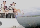 Peringati-Hari-Bhayangkara-ke-79,-Polresta-Banyuwangi-Tabur-Bunga-di-Selat-Bali