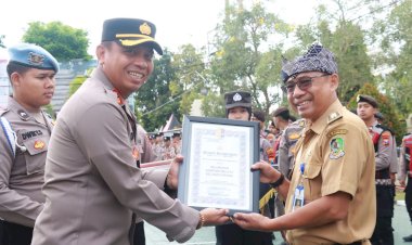 Polresta-Banyuwangi-Serahkan-Hadiah-Lomba-Yel-Yel-dan-Lomba-Kebersihan-Tour-of-Kemala-2023