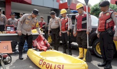 Antisipasi-Bencana-Hidrometeorologi,-Kapolres-Ponorogo-Cek-Kesiapan-Peralatan-SAR