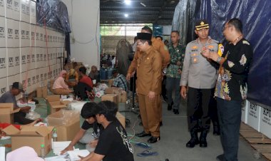 Pastikan-Logistik-Pemilu-Aman,-Kapolres-Pasuruan-bersama-Forkopimda-Tinjau-Gudang-Logistik