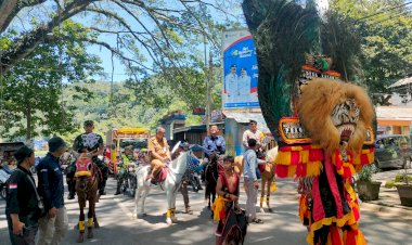 Unik,-Distribusi-Logistik-Pemilu-di-Ponorogo-Dikawal-Reog-dan-Petugas-Berkuda