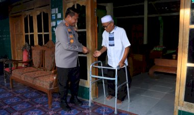 Disambut-Haru,-Kapolres-Ngawi-Kembalikan-ke-Pemilik-Pick-Up-yang-Hilang-Ditemukan-Polisi