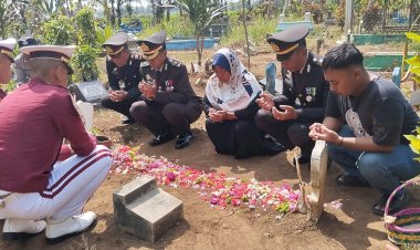Polres-Malang-Ziarah-ke-Makam-Korban-Peristiwa-Kanjuruhan-di-Hari-Bhayangkara-ke-–-78
