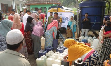 Polres-Mojokerto-Salurkan-32-Ribu-Liter-Air-Bersih-Untuk-Warga-di-Kaki-Gunung-Penanggungan