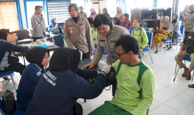 Polwan-Polresta-Sidoarjo-Peduli-Kesehatan-Difabel