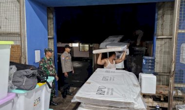 Sinergitas-Polres-Blitar-Bersama-TNI-Amankan-Bilik-Suara-Pilkada-2024-di-Gudang-KPU