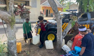 Polres-Lumajang-Salurkan-Bantuan-Air-Bersih-untuk-Warga-Terdampak-Kemarau-di-Gucialit