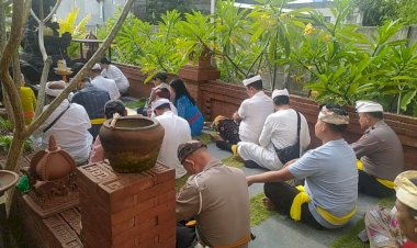 Polresta-Sidoarjo-Gelar-Persembahyangan-Hari-Suci-Tumpek-Klurut-di-Pura-Kertha-Bumi-Bhayangkara