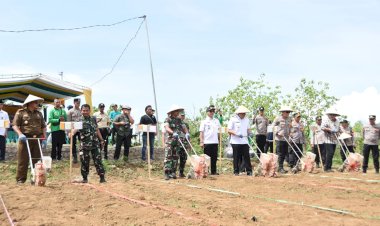 Manfaatkan-Lahan-Kritis,-Polres-Bondowoso-Bersama-Kodim-0822-Tanam-Jagung-Gelorakan-Swasembada-Pangan