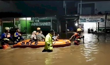 Gercep-Polres-Ponorogo-Bantu-Evakuasi-Warga-Terdampak-Banjir