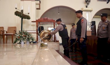 Tim-Jibom-Gegana-Polda-Jatim-Lakukan-Sterilisasi-di-Sejumlah-Gereja-Jelang-Ibadah-Natal