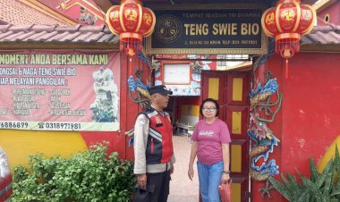 Personel-Polsek-Krian-Gelar-Patroli-Harkamtibmas-di-Klenteng-Teng-Swie-Bio-Jelang-Perayaan-Imlek