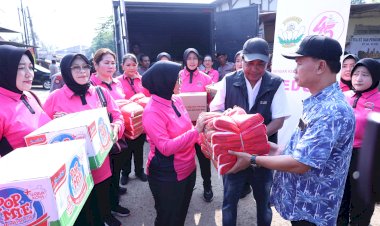 Yayasan-Kemala-Bhayangkari-&-Polres-Metro-Bekasi-Kota-Ulurkan-Bantuan-untuk-Korban-Banjir-di-Bekasi