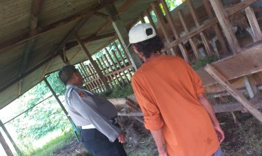 Dampingi-Program-Ketahanan-Pangan,-Bhabinkamtibmas-Polsek-Sedati-Tinjau-Peternakan-Kambing-di-Desa-Betro