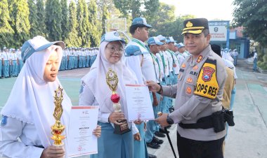 Dekat-dan-Bersahabat,-Polisi-Blusukan-ke-Sekolah-Edukasi-Tertib-Lalin-dan-Berbagi-Hadiah-untuk-Pelajar-di-Nganjuk