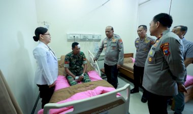 Kapolda-Jatim-Kunjungi-Petugas-yang-Luka-Saat-Amankan-Unjuk-Rasa-di-Grahadi