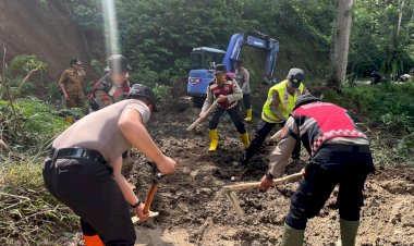 Polres-Batu-Terjunkan-Puluhan-Personel-Tangani-Longsor-di-Ngantang,-Akses-Malang---Blitar-Kembali-Lancar