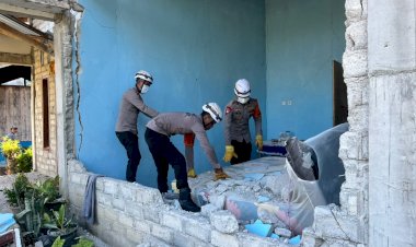 Bantu-Warga-Selamatkan-Harta-Benda,-Personel-SAR-Korbrimob-Bergerak-ke-Satar-Padut