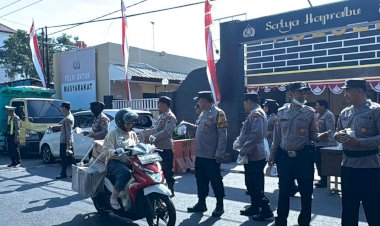 Polsek-Waru-Bagikan-100-Paket-Nasi-dan-Air-Minum-kepada-Pengguna-Jalan