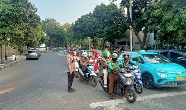 Polisi-Pastikan-Situasi-Pejompongan-Petamburan-Terkendali,-Warga-Tetap-Beraktivitas-Seperti-Biasa