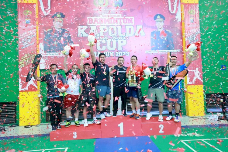 Kapolda Jatim Serahkan Piala dan Medali Kepada Juara Badminton Kapolda Cup 2023