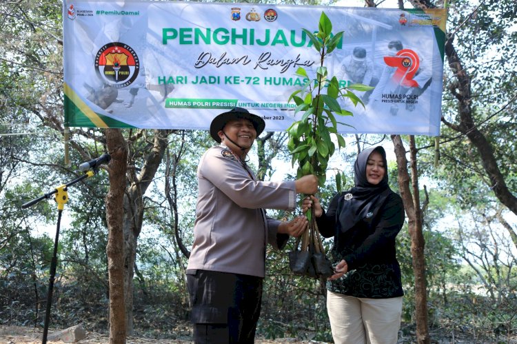 HUT Humas Polri Ke-72, Bidhumas Polda Jatim dan Jajaran Tanam Ribuan Bibit Mangrove Minimalisir Abrasi