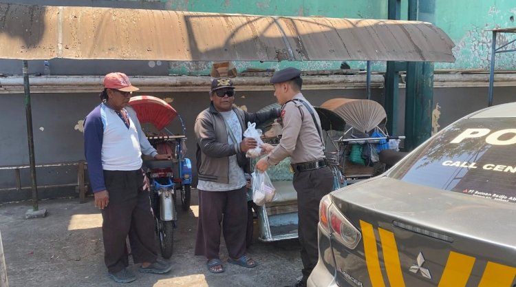 Patroli Delta Samapta, Polresta Sidoarjo Bagikan Makanan & Minuman bagi Kaum Dhuafa