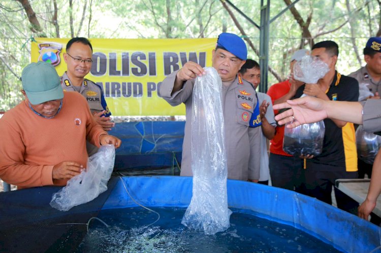 Dukung Ketahanan Pangan Ditpolairud Polda Jatim Beri Bantuan Ribuan Bibit Ikan Lele