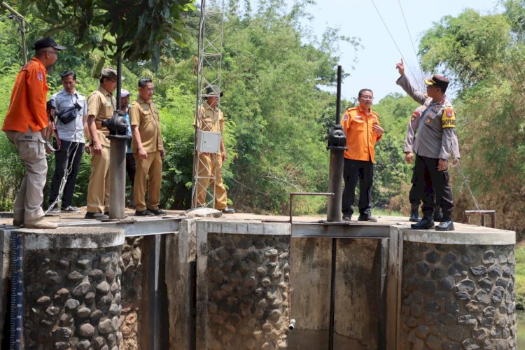 Hadapi Musim Penghujan, Kapolres Probolinggo Kota bersama BPBD Cek Kesiapan EWS di 5 Titik Dam