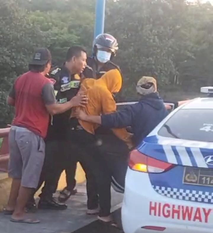 Aksi Heroik Polisi Selamatkan Seorang Laki - laki Hendak Bunuh Diri di Jembatan Semampir Kota Kediri