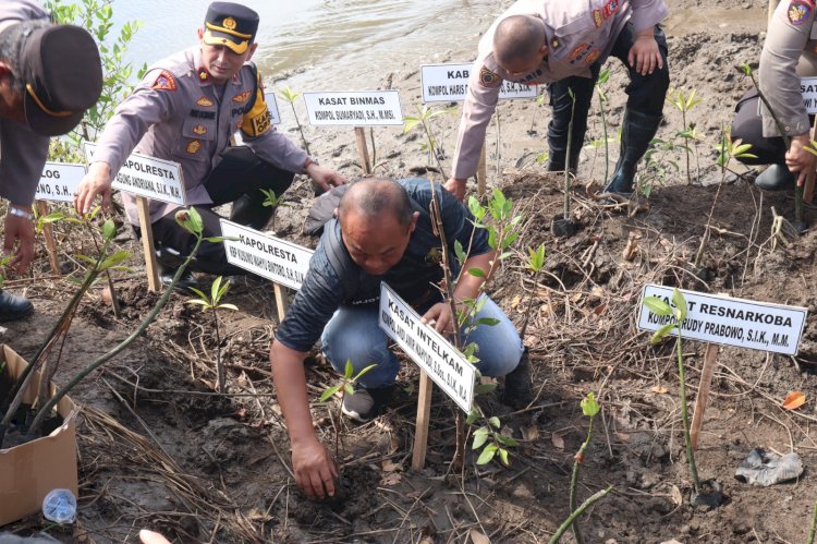 Rayakan HUT Korps Brimob dan Polairud, Polresta Sidoarjo Tanam Mangrove