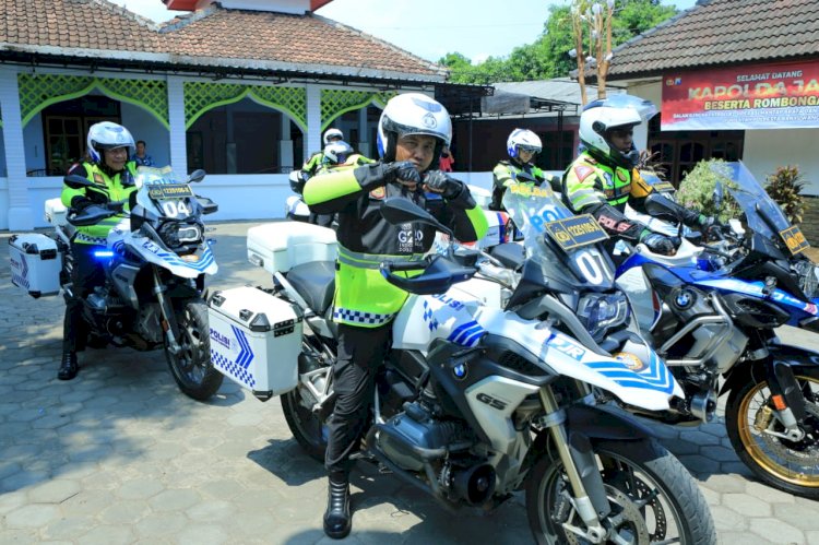 Patroli Motor di Jalur Pantura Situbondo, Kapolda Jatim Beri Bansos Untuk Warga Asembagus