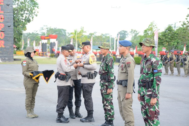 Kapolri Beri Penghargaan Pin Emas Kepada Prajurit TNI dan Anggota Polri yang tergabung dalam Satgas Operasi Damai Cartenz 2023