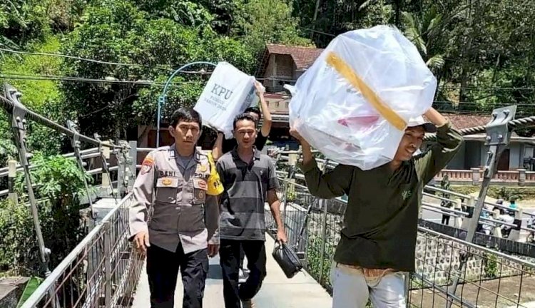 Polisi bersama TNI di Pacitan Tempuh Medan Terjal Demi Amankan Distribusi Logistik Pemilu