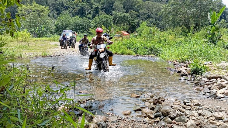 Perjuangan Polisi di Banyuwangi Kawal Logistik Pemilu Seberangi Tiga Sungai Besar Tanpa Jembatan