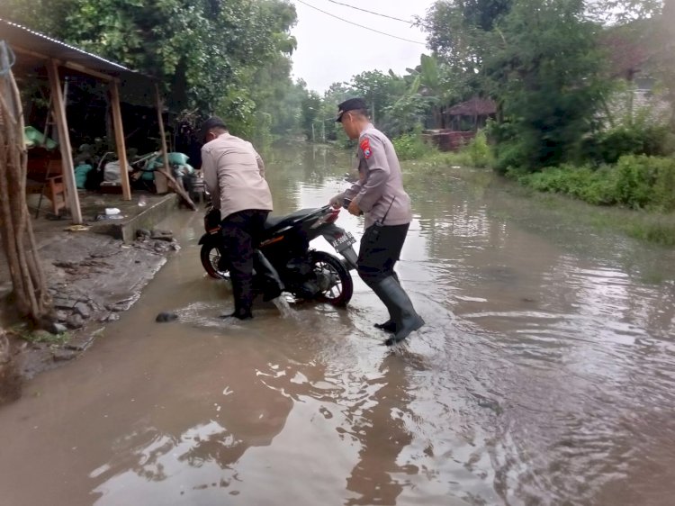 Tanggap Bencana, Polisi Evakuasi Pelajar SD yang Terjebak Banjir di Magetan