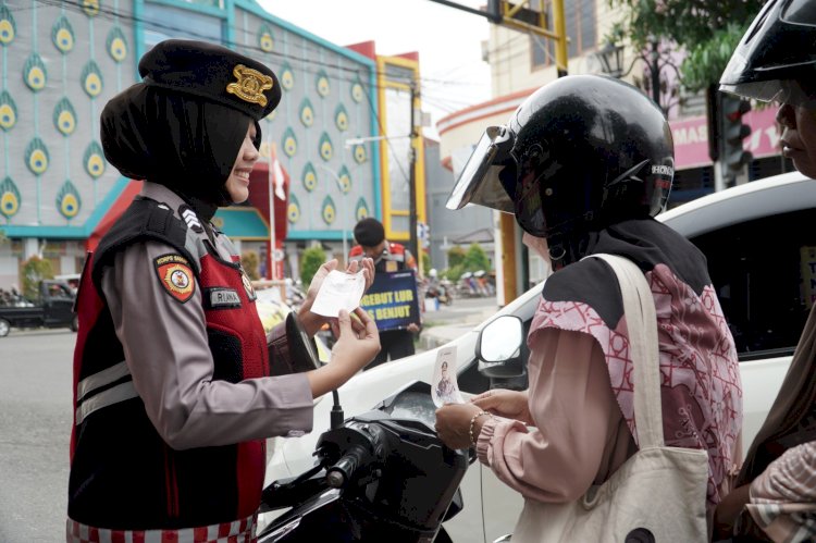 Beri Helm Gratis Pengendara di Operasi Keselamatan Semeru 2024, Polres Ponorogo Ajak Warga Tertib Lalin