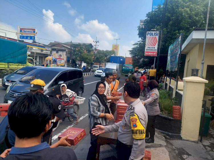 Semarakkan Bulan Ramadhan Polisi di Sidoarjo Berbagi Takjil