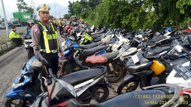 Polisi Tertibkan Balap Liar di Arteri Porong