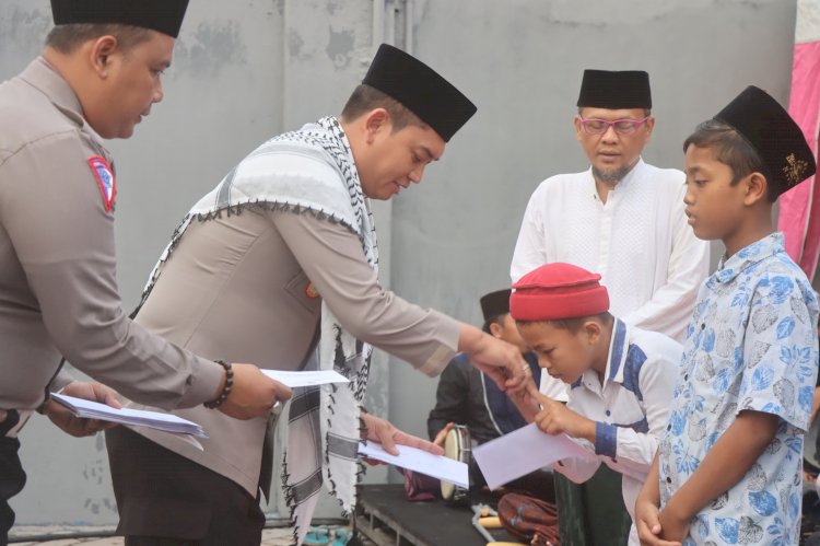 Gapai Berkah Ramadhan, Kapolres Probolinggo Berikan Santunan Anak Yatim saat Resmikan Musholla Al-Kautsar