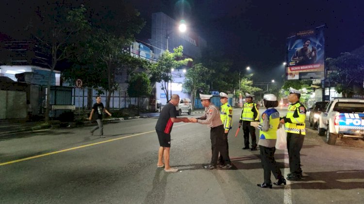 Patroli Sahur Ramadhan Polres Bojonegoro Berbagi Nasi Kotak Untuk Warga