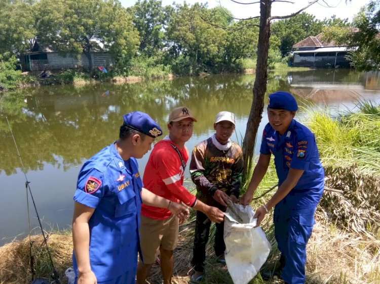 Peduli Kawasan Pesisir, Satpolairud Polresta Sidoarjo Bersihkan Sampah bersama Warga