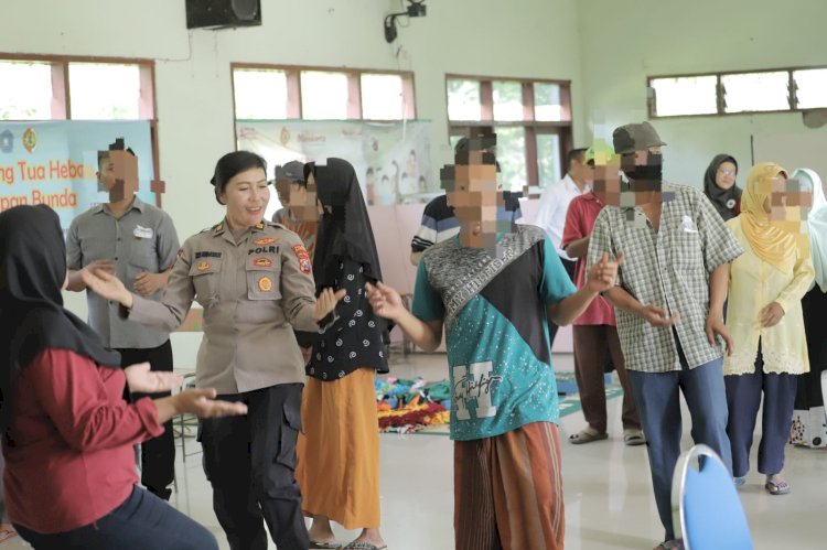 Polwan Polres Mojokerto Hibur ODGJ dengan Joget Poco-Poco