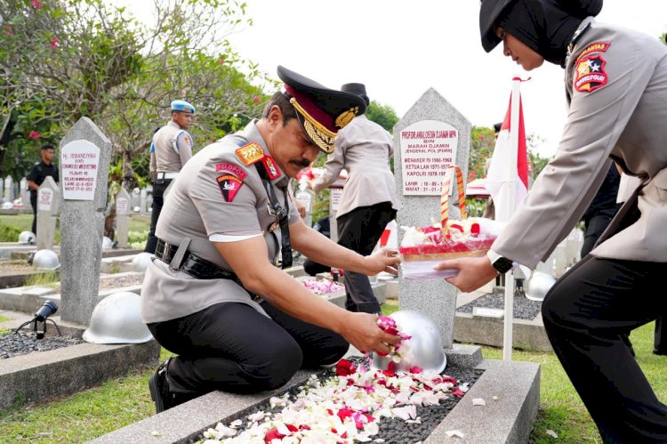 Jelang HUT Bhayangkara Ke-78, Jajaran Mabes Polri Ziarah ke TMP Kalibata