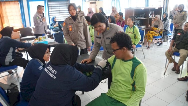 Polwan Polresta Sidoarjo Peduli Kesehatan Difabel