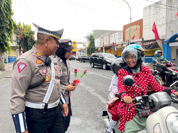 Sambut Hari Jadi ke - 76 Polwan Polres Lumajang Gelar Aksi Simpatik Sosialisasikan Kamseltibcarlantas