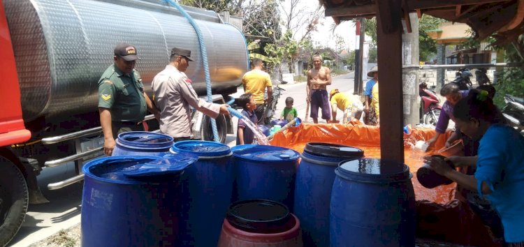 Sinergitas TNI Polri di Bojonegoro Beri Bantuan Air Bersih untuk Warga Ngasem